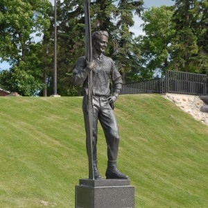 Casper Oimoen Statue